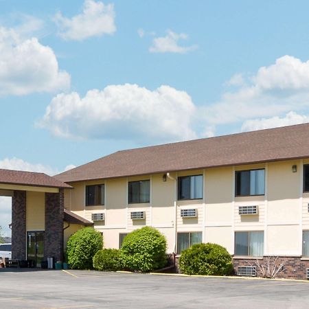 Super 8 by Wyndham Perry IA Hotel Bagian luar foto