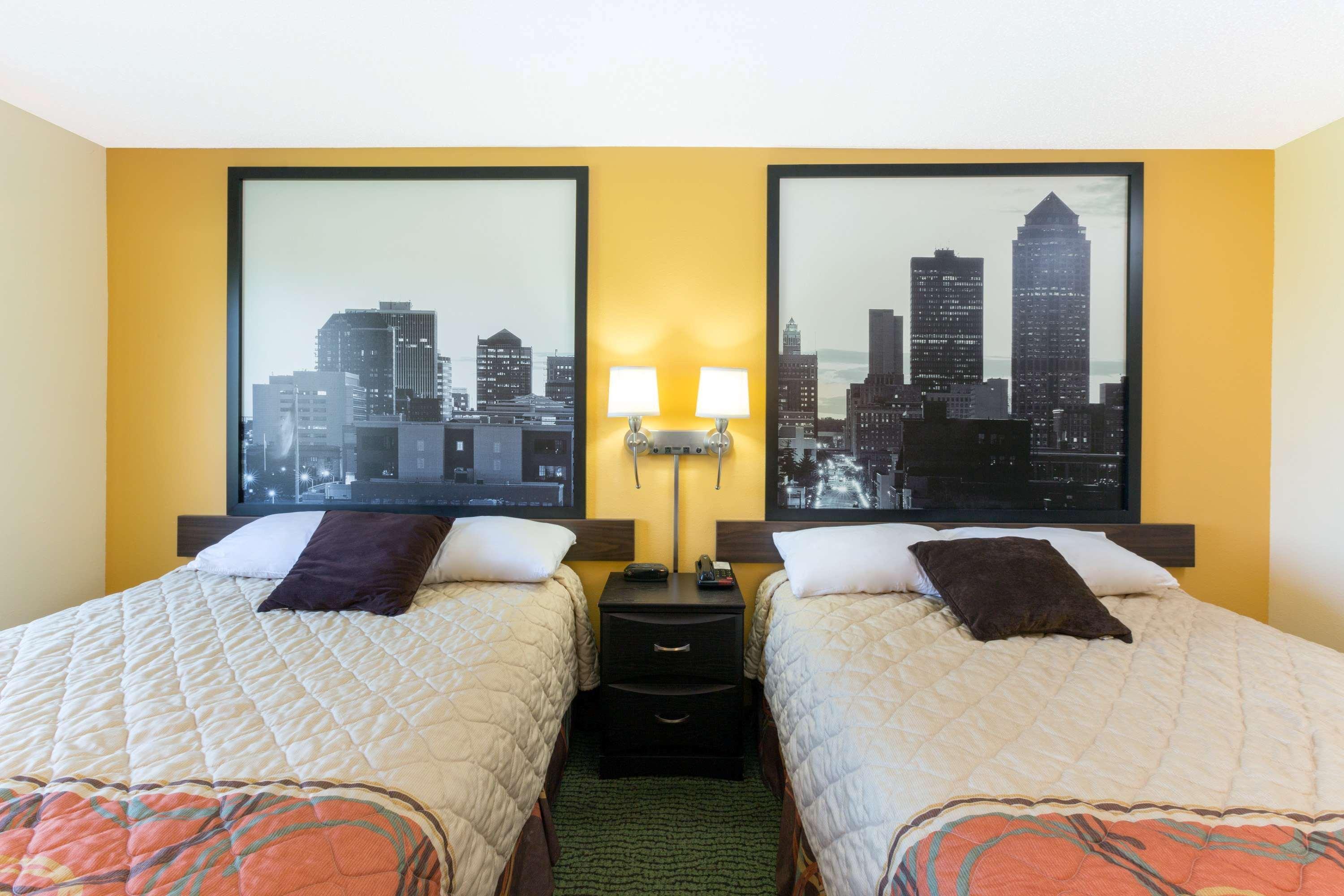Super 8 by Wyndham Perry IA Hotel Bagian luar foto