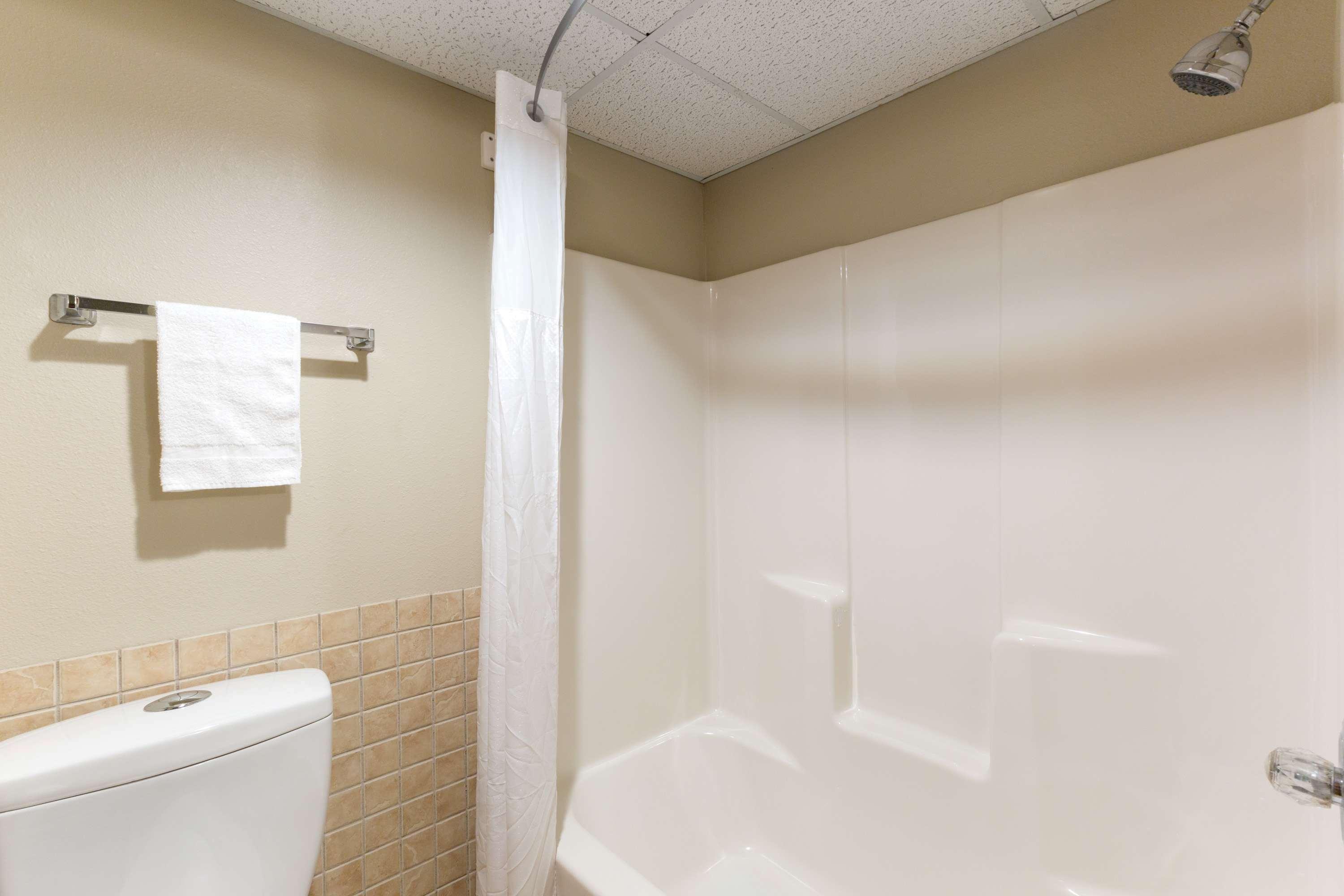 Super 8 by Wyndham Perry IA Hotel Bagian luar foto