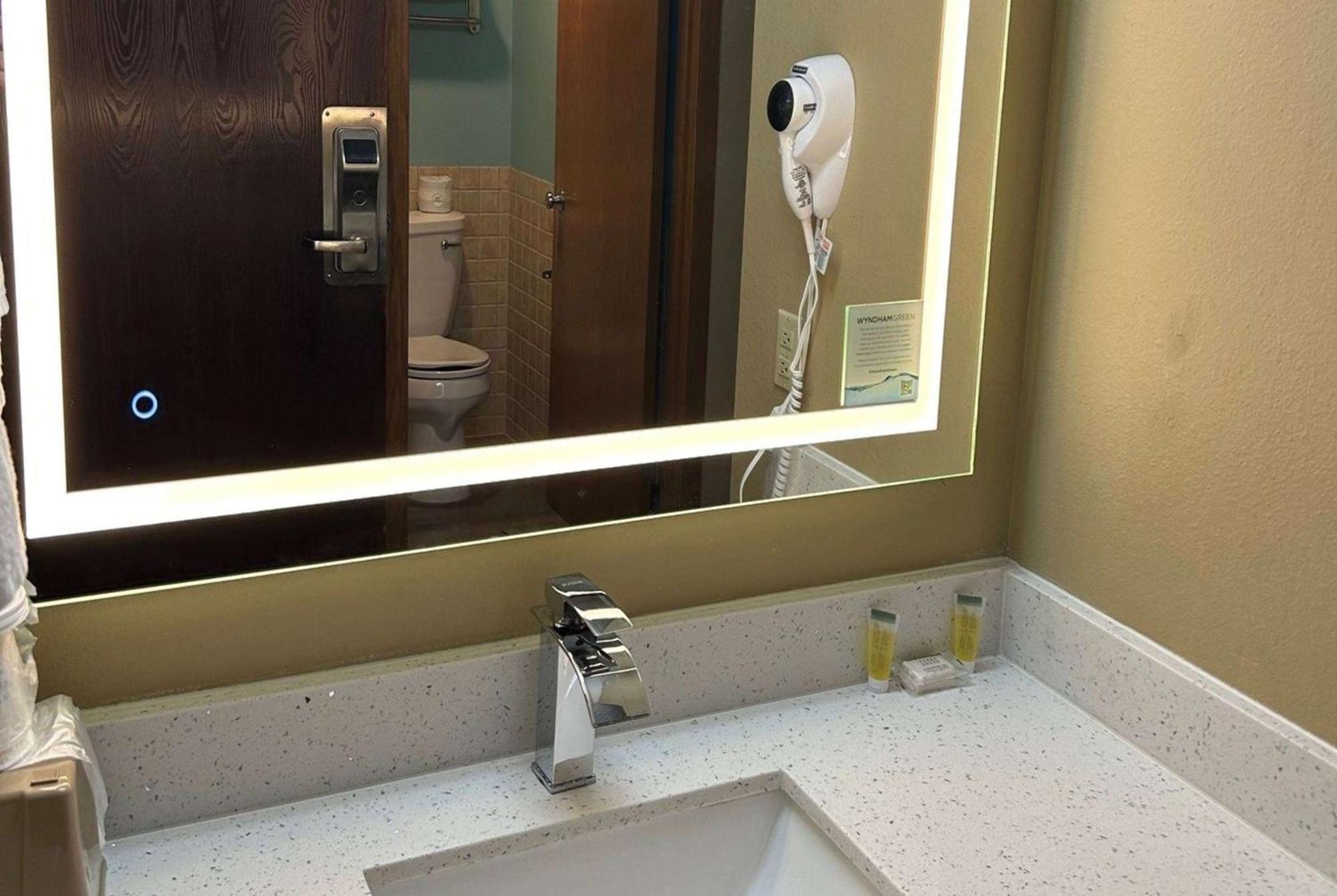 Super 8 by Wyndham Perry IA Hotel Bagian luar foto