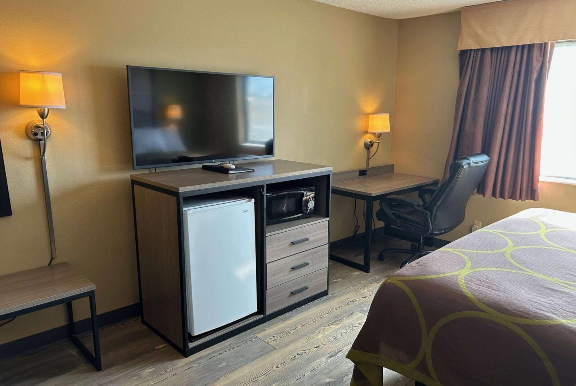 Super 8 by Wyndham Perry IA Hotel Bagian luar foto