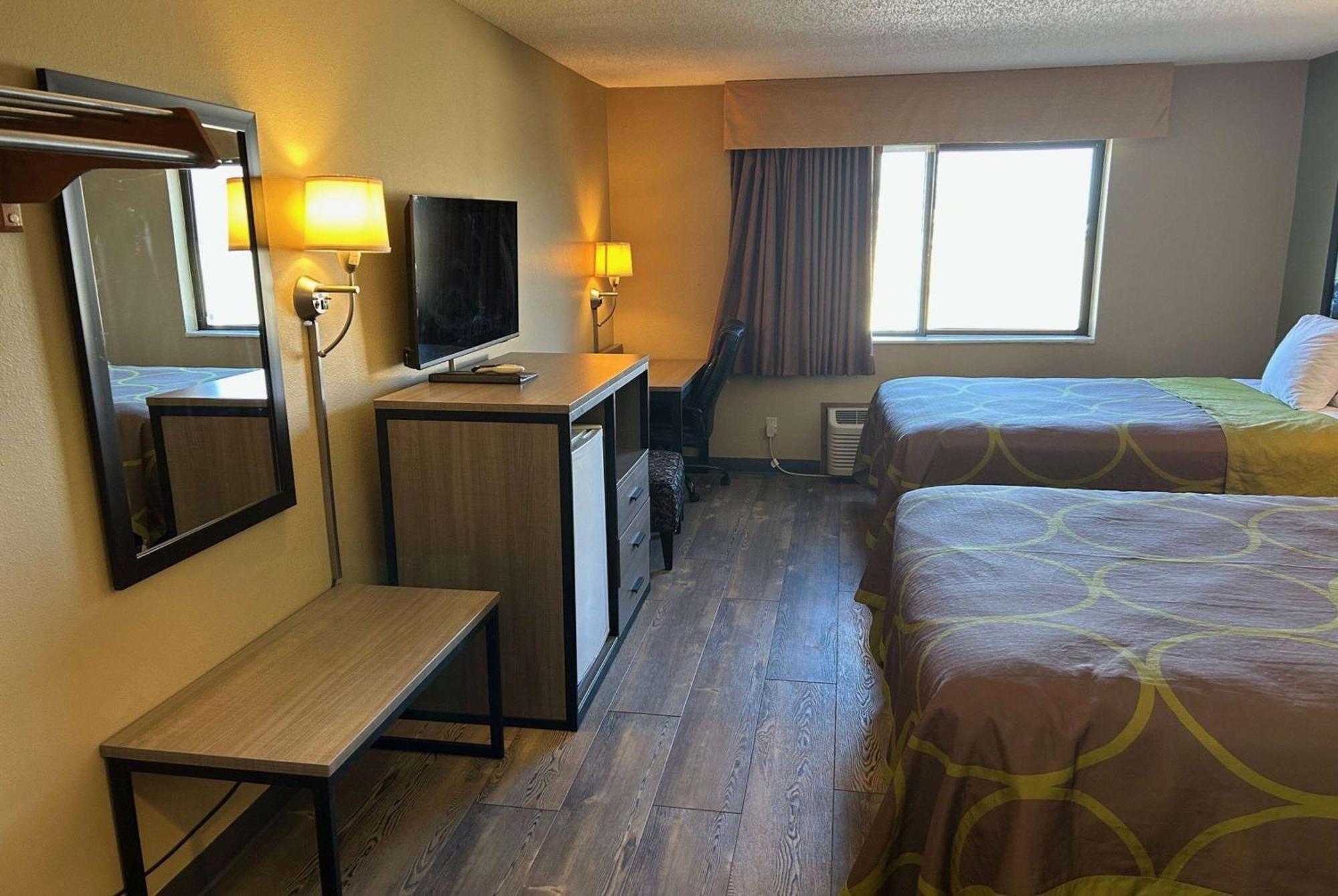 Super 8 by Wyndham Perry IA Hotel Bagian luar foto