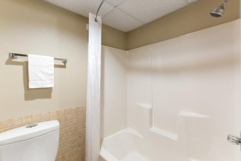 Super 8 by Wyndham Perry IA Hotel Bagian luar foto