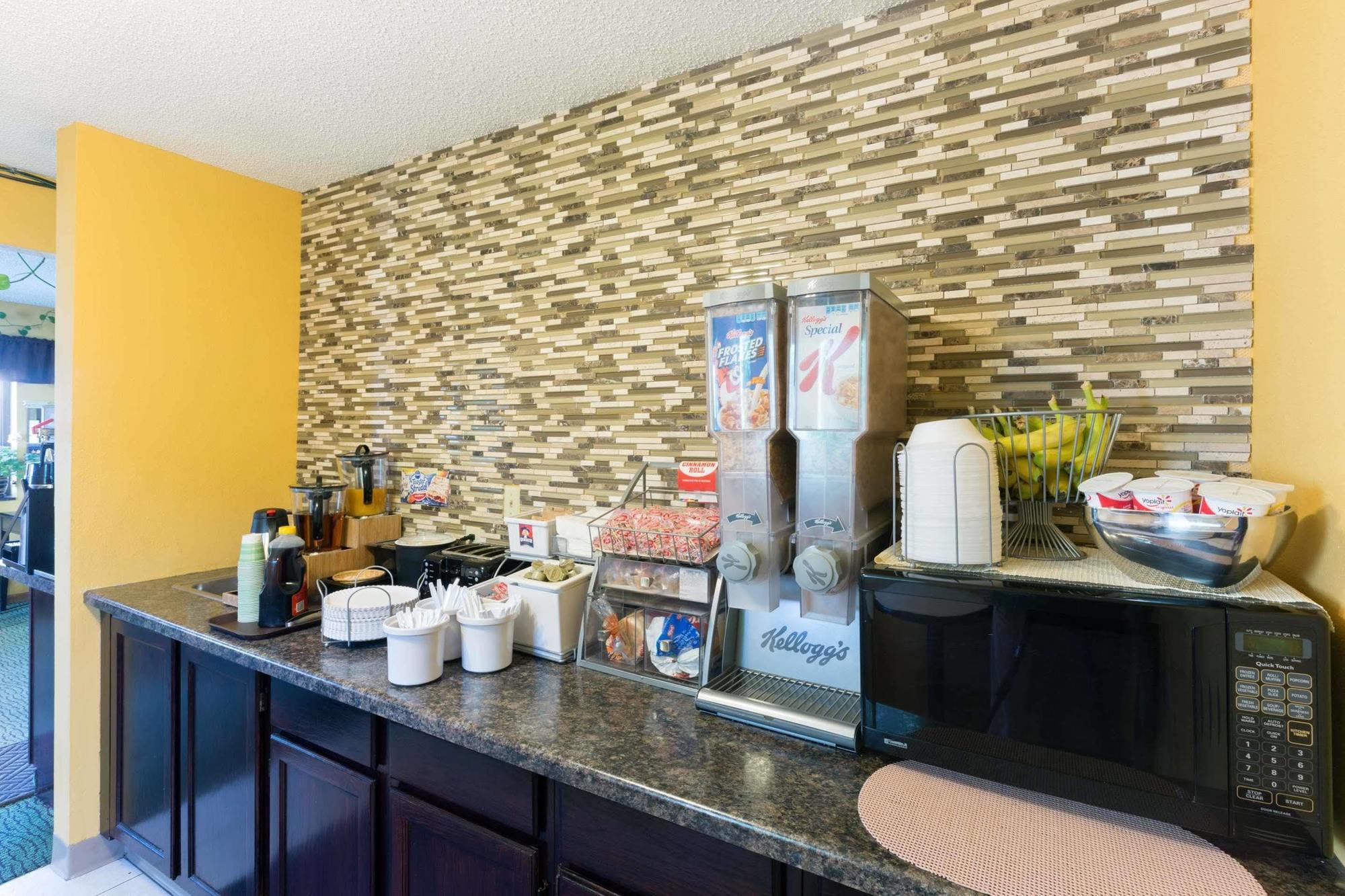 Super 8 by Wyndham Perry IA Hotel Bagian luar foto
